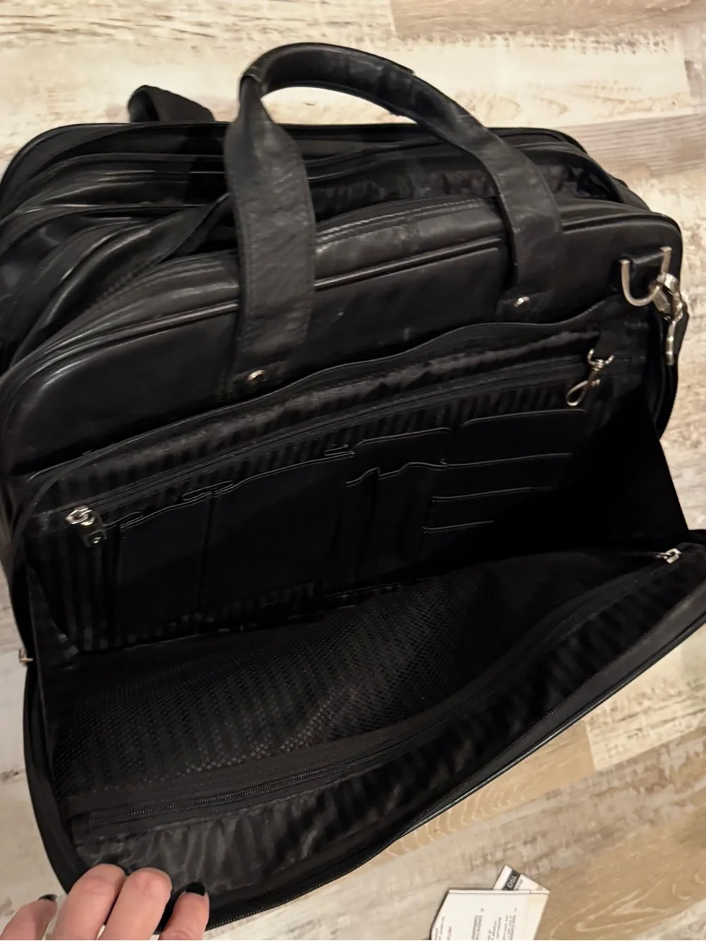 Samsonite.   Black Men's Leather Laptop Messenger Bag - Classic Carry